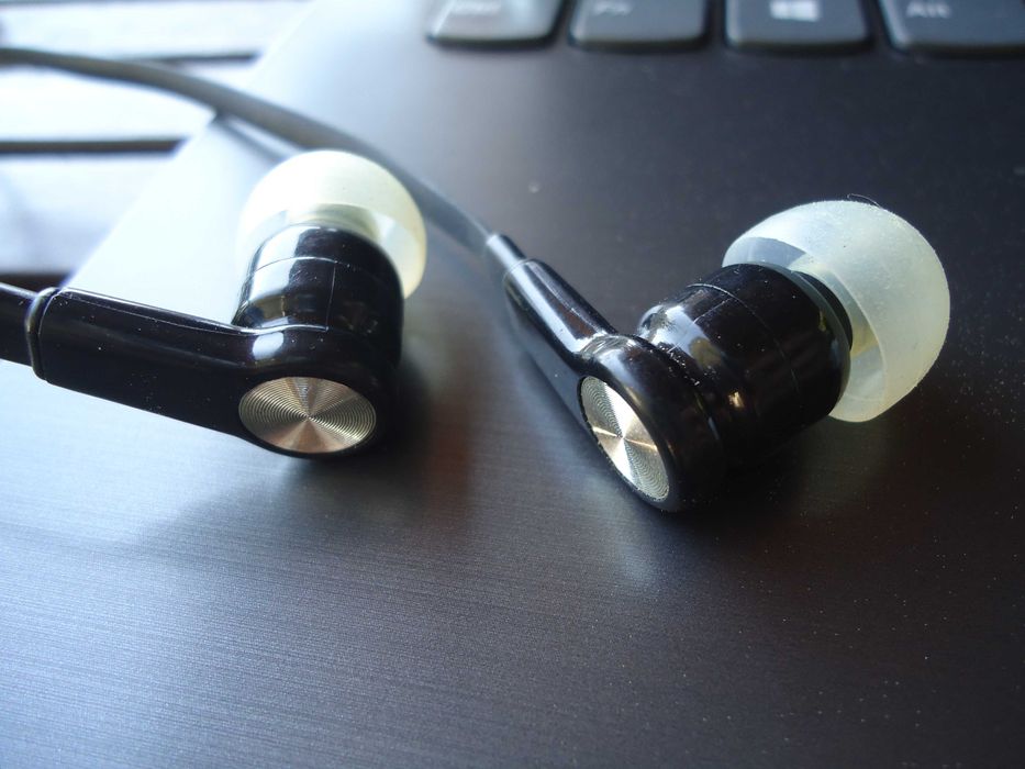 słuchawki pchełki douszne na kablu czarno srebrne