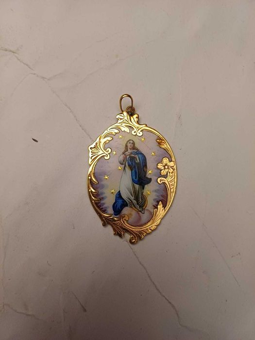 Medalha pingente em ouro e porcelana