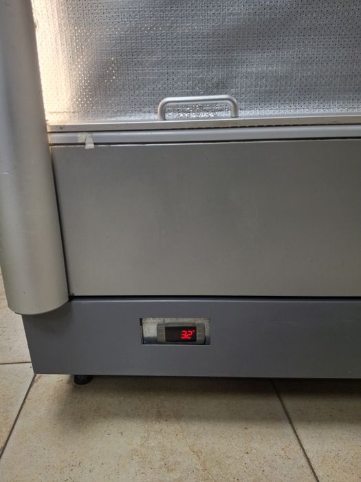 Холодильна вітрина