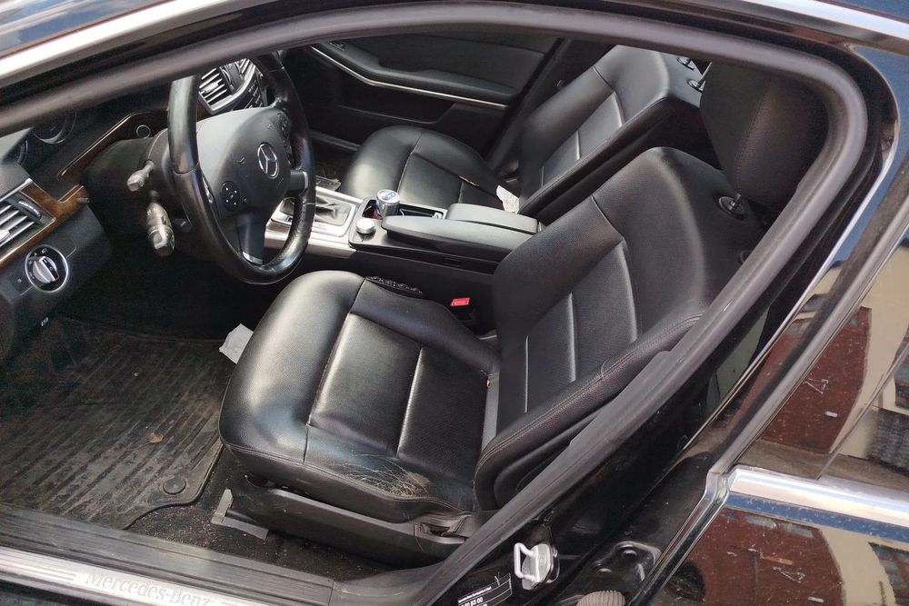 fotele przód + kanapa tył SKÓRA CZarna do MERCEDES w212 KOMBi 09- komplet z podłokietnikiem