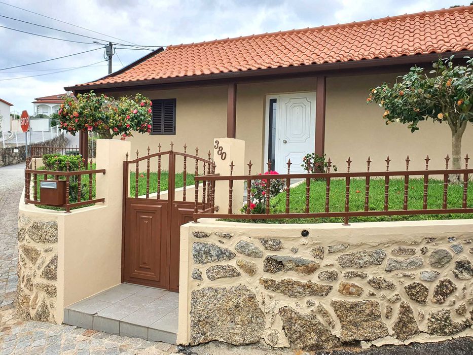 Moradia 4 Frentes Térrea T2 com Garagem Fechada