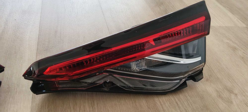 Toyota Corolla E21 sedan lampa tyln alewa prawa w klapę na żarówkę