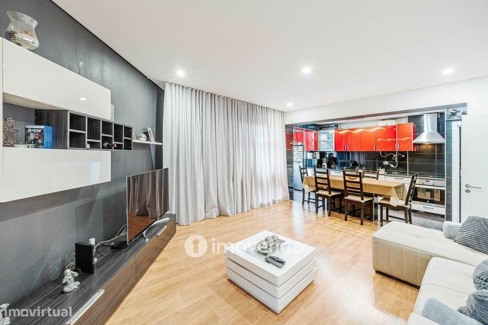 Apartamento T3+1, com áreas generosas, no Laranjeiro