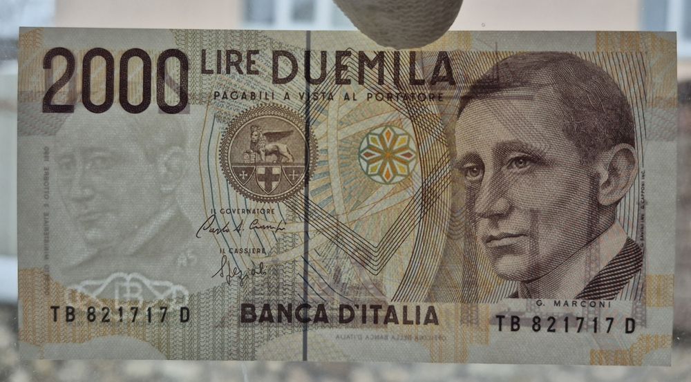 Італія 2000 лір 1973 та 1990 р. 5000 лір 1985 р. 3 банкноти UNC