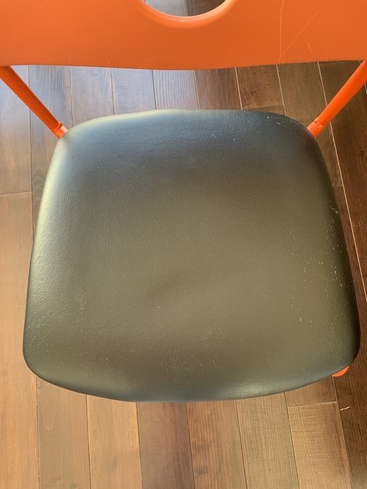 Krzesło pomarańczowe metalowe