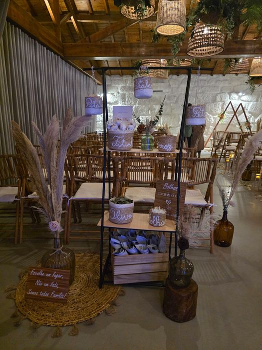 Estrutura em madeira casamento, troncos decoração, tapetes e base mesa