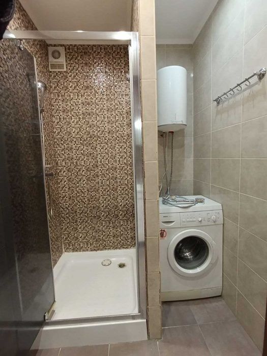 Простора 2-х кімн. у гарному стані з газовим котлом. Центральний парк!