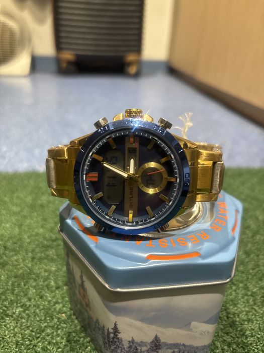 Lindo relógio dourado skyline