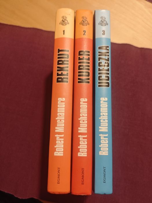 Cherub tom 1-3

Robert Muchamore

Rekrut

Kurier

Ucieczka