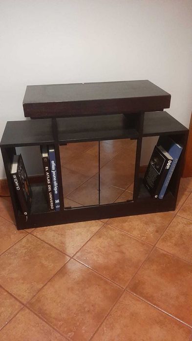 Móvel com portas de vidro
