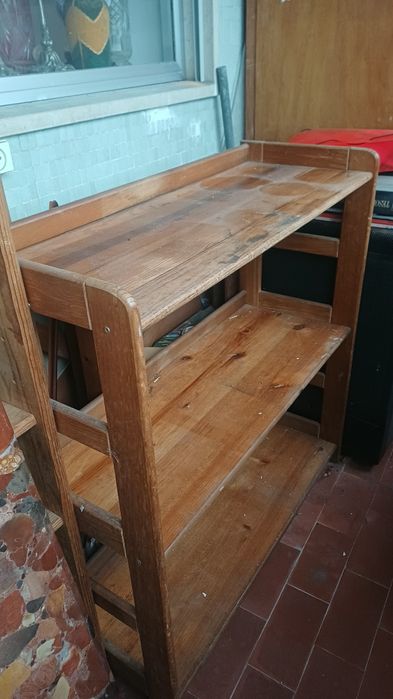 Estante em madeita