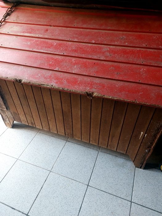 Casota para cão grande com corrente.