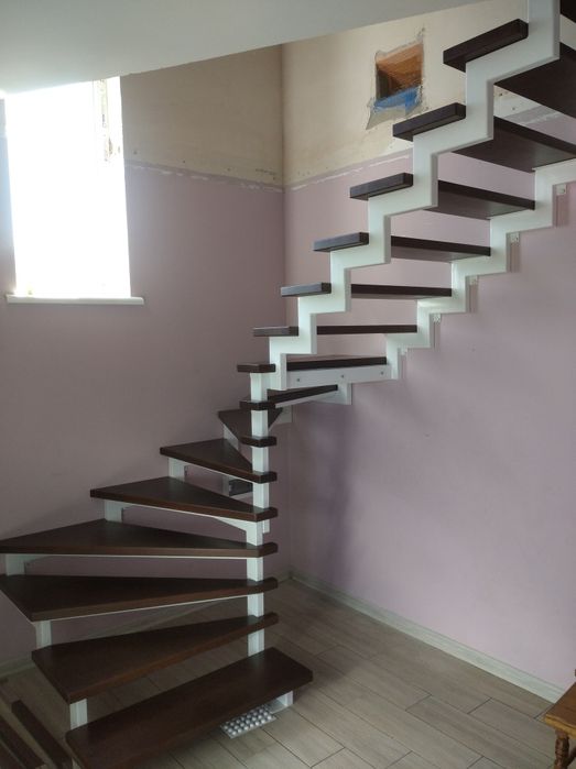 Сходи на металевому каркасі перила нержавійка ковка скло дерево