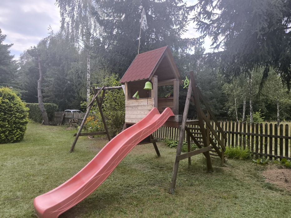 Drewniany domek dla dzieci
