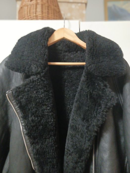 Czarny bardzo ciepły kożuch zapinany asymetrycz.na zamek duży R 48-50