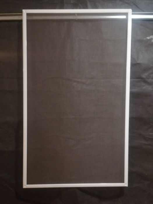 90Moskitiera w białej ramce aluminiowej 132cm x 79cm