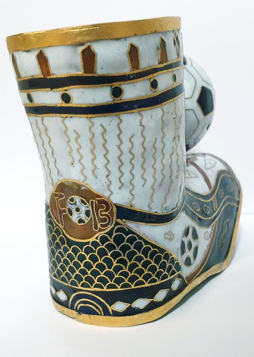 Jarra em forma de bota e bola de futebol em cloisonné