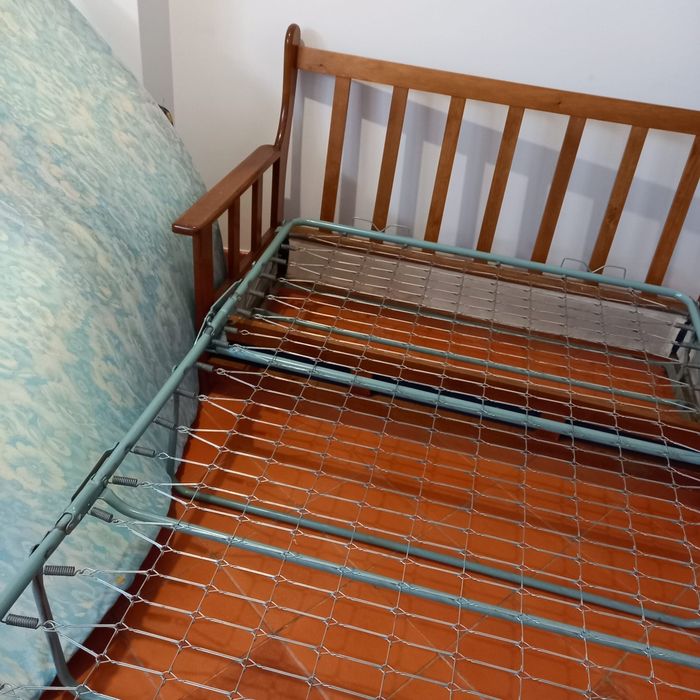 Conjunto de sofás em azul e vermelhos (estrutura de madeira)