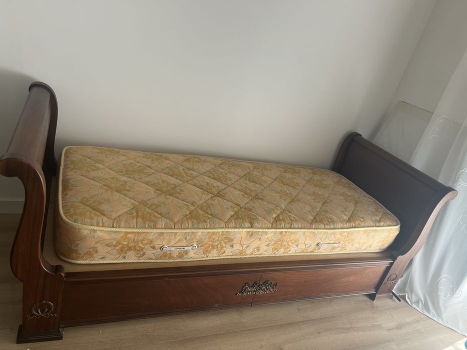 Cama antiga em madeira