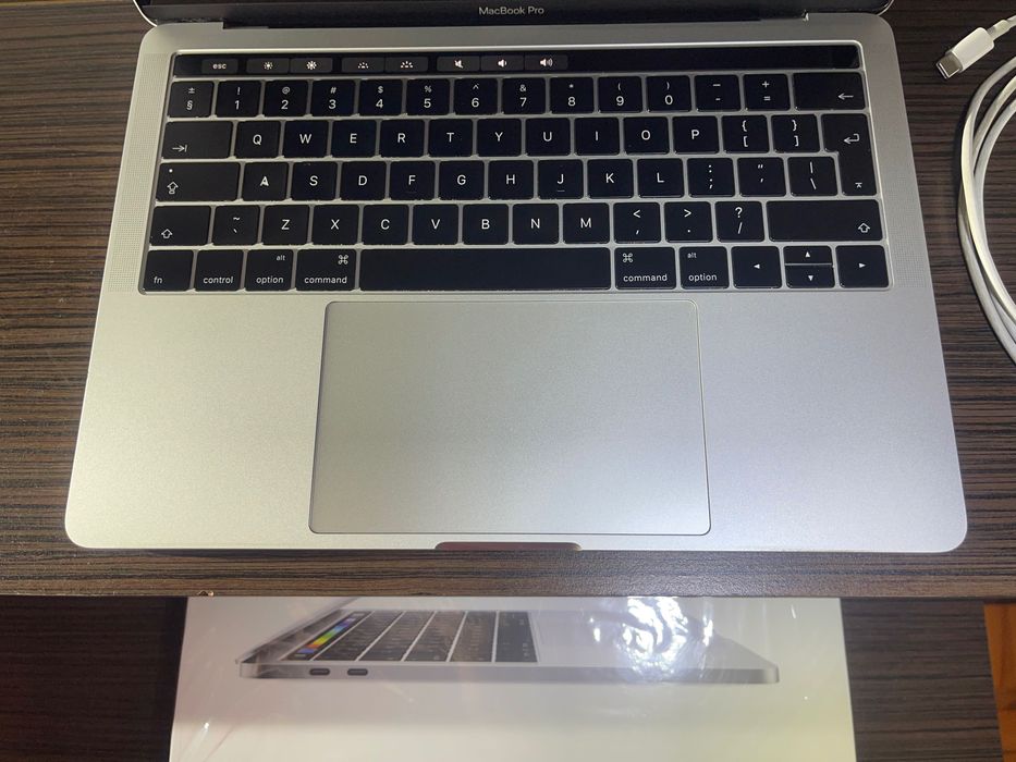 Komplet MacBook Pro 13 TouchBar A1706 i5 3,3GHz/8GB/256GB/466 cykli