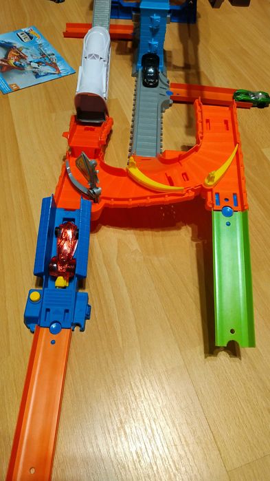 Хот Вилс Трек Hot Wheels Гонки на железной дороге моторизированный