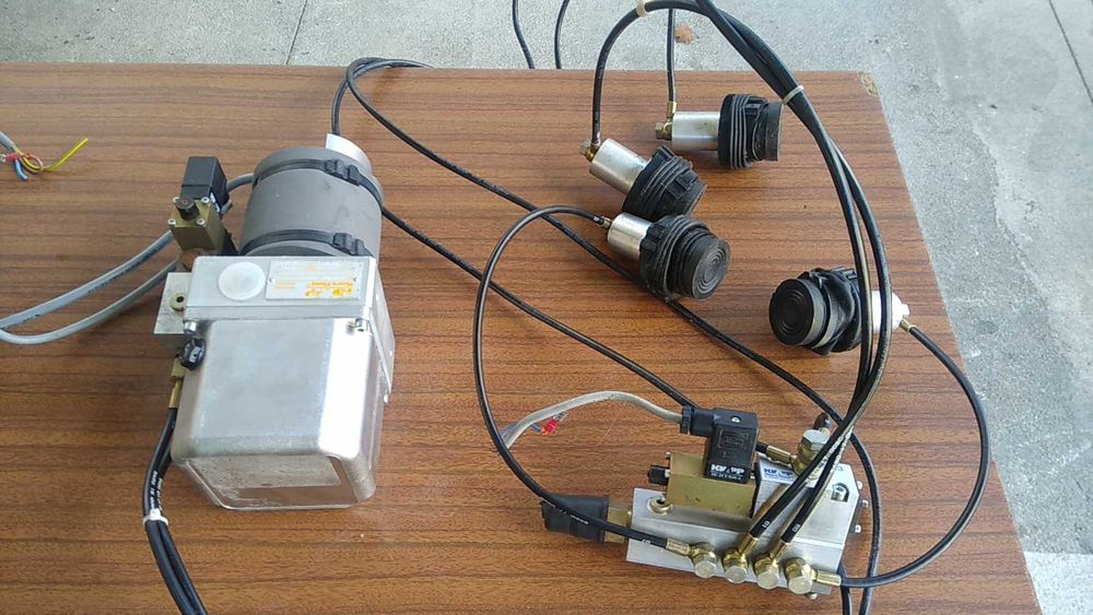 Conjunto de 5 pistons hidráulicos + bomba + 4  pés elevadores