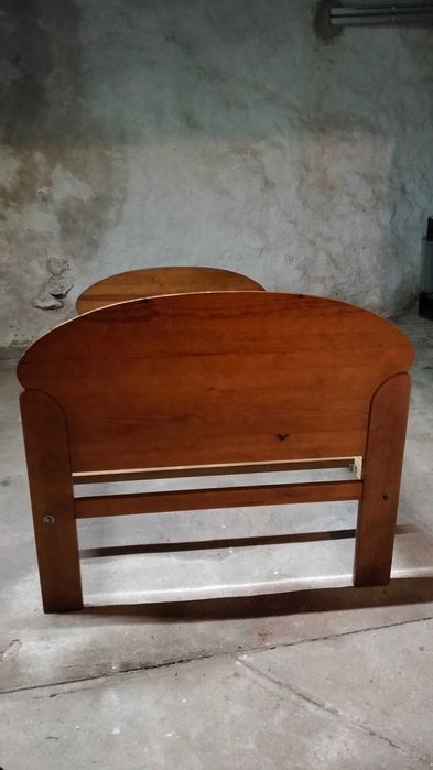 Cama de solteiro em madeira