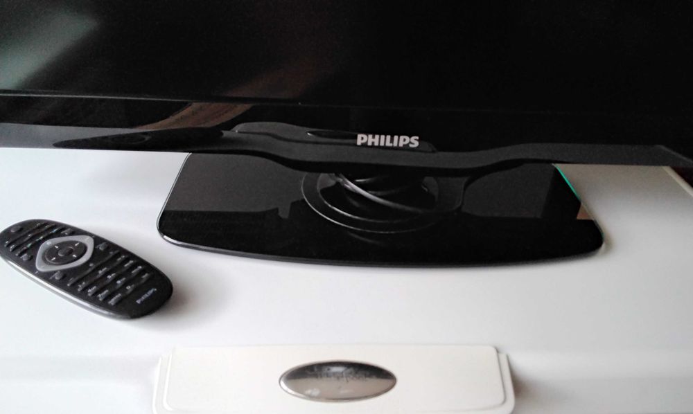 Tv PHILIPS 32'' czarny na szklanej podstawce