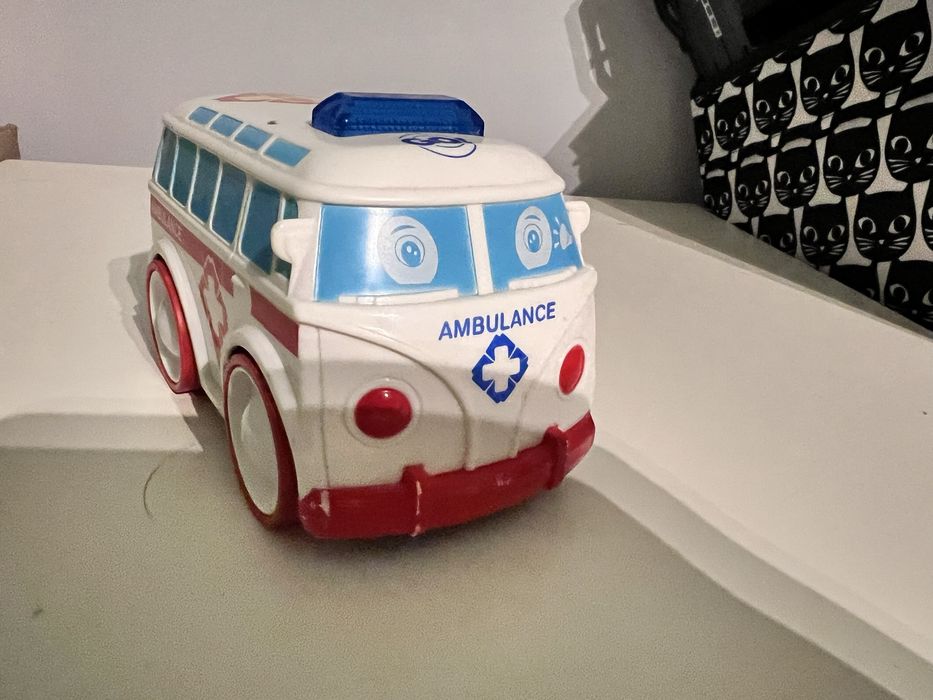Zabawka karetka ambulans. Dźwięki, napęd