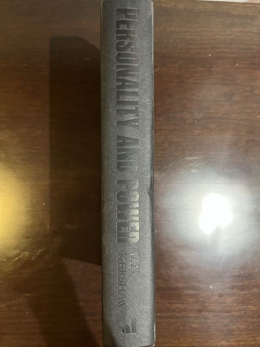 O livro “Personalidade e Poder” por Ian Kershaw em inglês