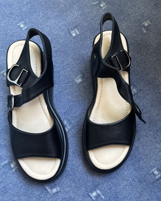 Продам босоніжки