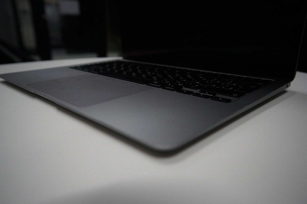 MacBook M1, 512/8, Sonoma 14.8.3, Klawiatura Cyrlica, (Dongle Gratis)