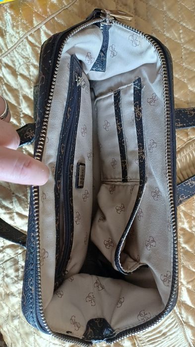 Сумочка GUESS в чудовому  стані