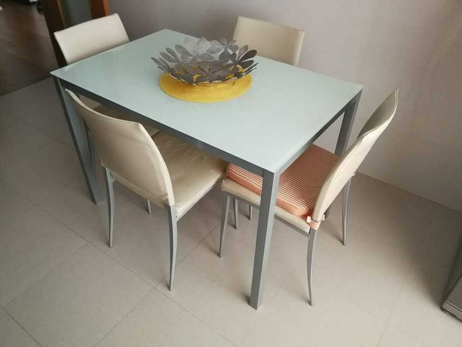Mesa de Cozinha com tampo em vidro