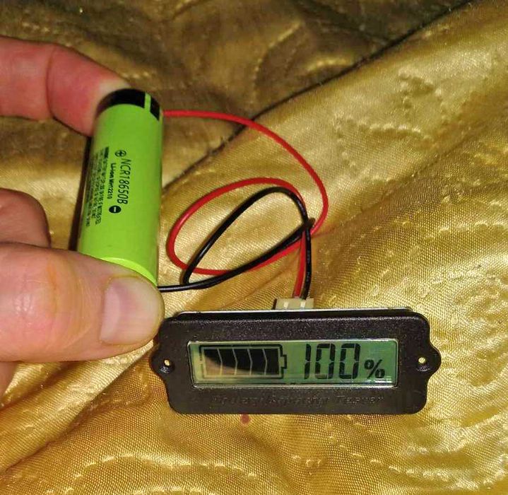 Універсальний індикатор заряду акумулятора свинцеві/літій Li-Ion/Li-Fe