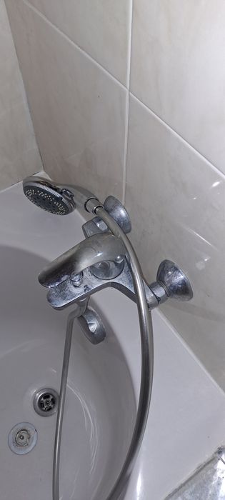 Torneira de banheira em perfeito estado de funcionamento da marca RO