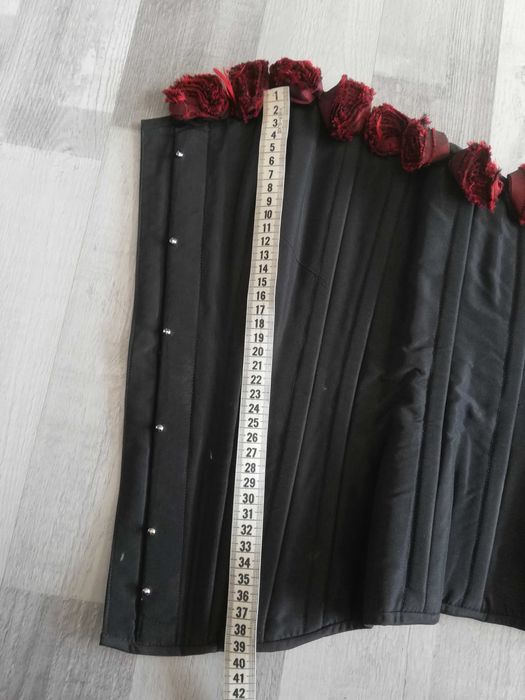 Czarny gorset, metalowe usztywnienie, czerwone róże, Goth