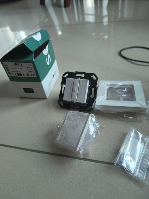 Włącznik do sterowania roletami, markizami