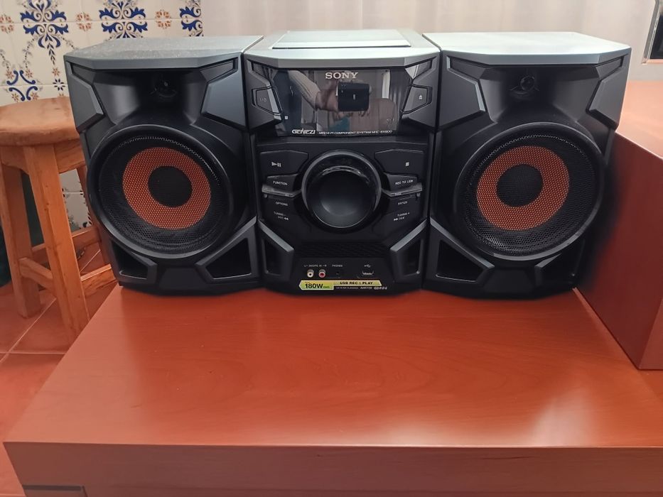 Rádio Sony com colunas de som