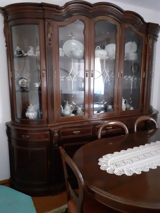 Móvel da sala constituído por 2 módulos em madeira mogno