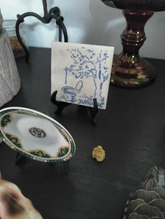 Peças decorativas de vitrine e azulejo humorístico