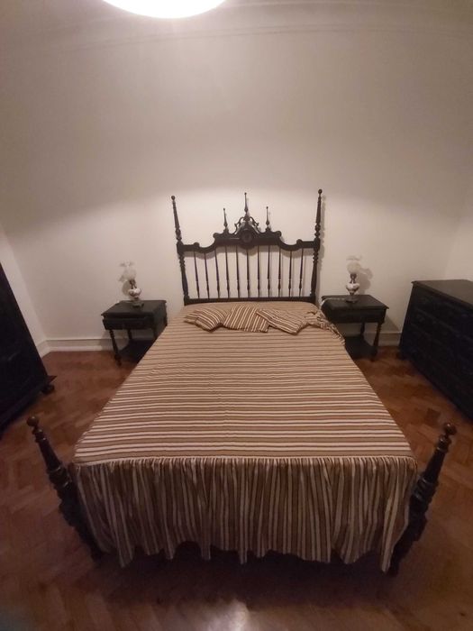 Cama de casal antiga