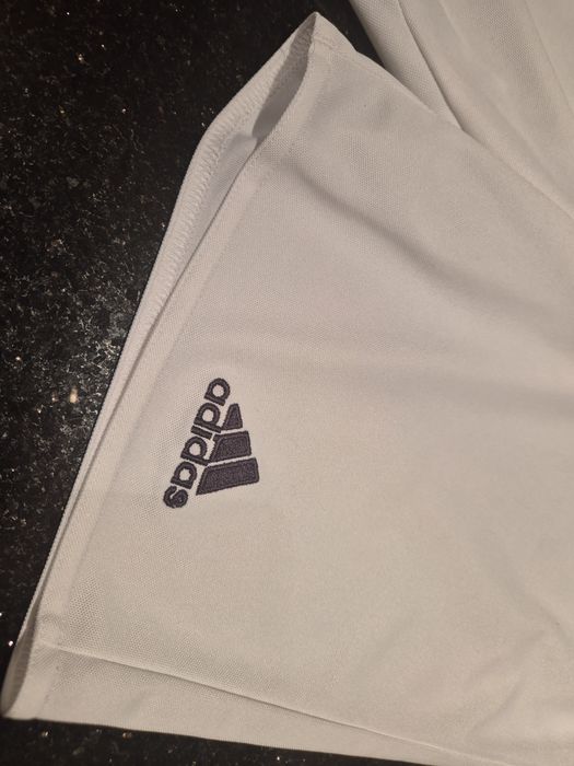 Białe krótkie spodenki Adidas 152 szorty