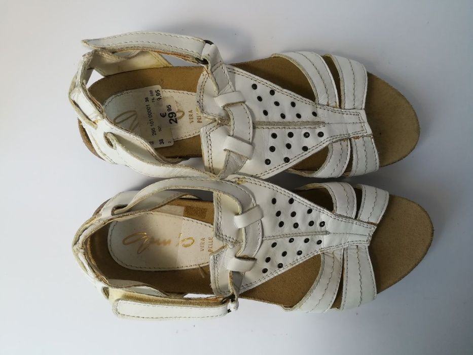 Срочно продам Босоножки белые "VERA PELLE" новые
