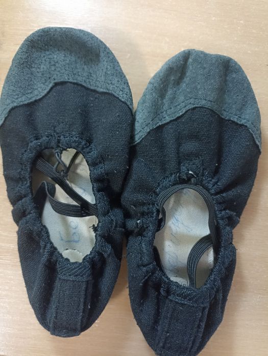 Продам чешки білого кольору та балетки чорного та білого кольору