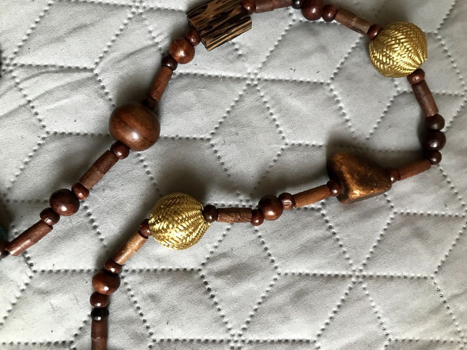 Naszyjniki z drewnianych elementów