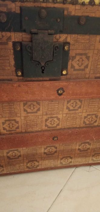 Arca antiga em madeira e metal – para restauro