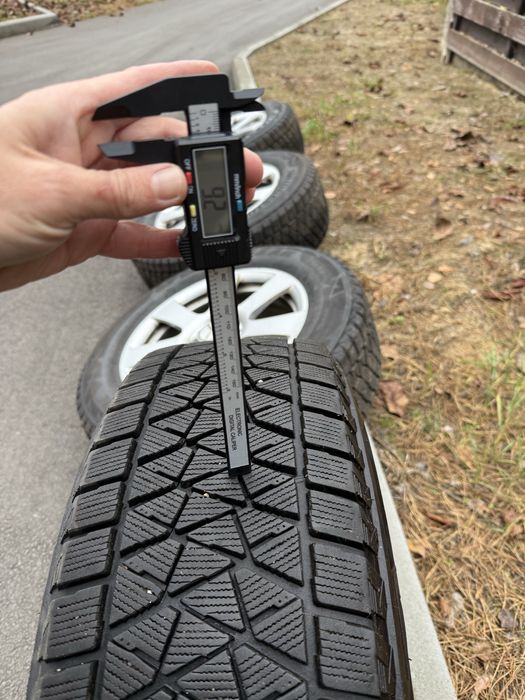 Bridgestone blizak dm-v2 235/65/17