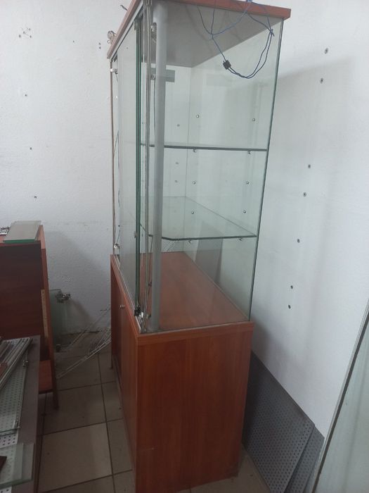 Продам стеллажи/витрины.