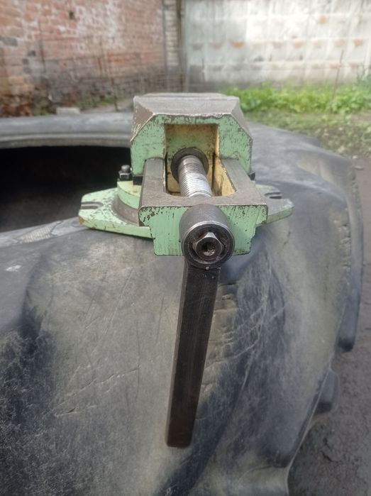 Станочні металеві тіски